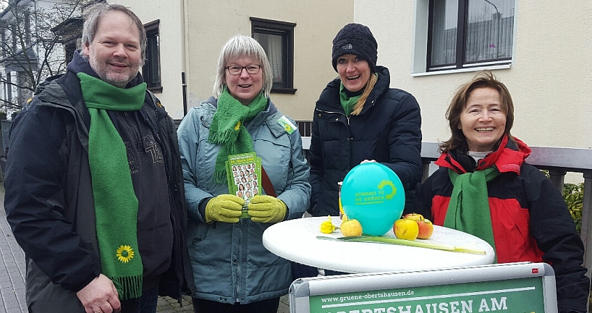 Wahlstand Hausen: (v.l) Oliver Bode (Listenplatz 04), Felicia Proschitzki (Listenplatz 03), Claudia Voskamp (Vorstandssprecherin) und Anne Langheinrich (Litenplatz 07)