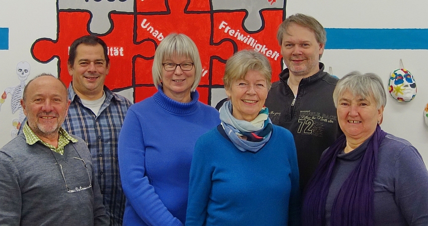 In der Reihe "Die Fraktion geht aus" informierten sich die GRÜNEN beim Ortsvereinsvorsitzenden des Deutschen Roten Kreuzes Hausen (DRK) * Bild: (vl) Dr. Klaus-Uwe Gerhardt, Elmar Fuß, Felicia Proschitzki, Christel Wenzel-Saggel, Oliver Bode, Cornelia Wicht-Gerhardt