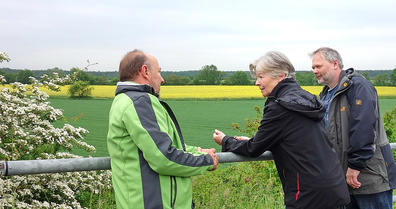 Grüne Fraktion Obertshausen begutachtet das strittige Gebiet südlich der A3. Blick von der Brücke Heusenstammer Strasse. (vl) Dr. Klaus-Uwe Gerhardt, Christel Wenzel-Saggel und Oliver Bode