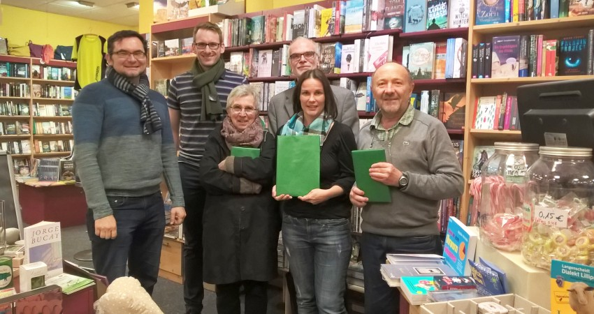 Mitte Januar wurden nun die Bücherpreise übergeben. Gewonnen haben: Bärbel Kischlat (3.v.l.), Tabea Münch und Malte Gerhardt (beide nicht im Bild). Bei der Preisverleihung anwesend waren neben „Büchertreff“-Inhaber Reinhard Kratz-Küchler (4.v.l.) auch Tobias Koch, Robert Bedner und Katy Walther vom Vorstand des Ortsverbandes sowie der grüne Fraktionsvorsitzende Klaus-Uwe Gerhardt.